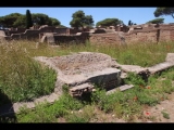 08445 ostia - regio v - insula iii - casa (v,iii,5) - via delle ermette - korridor - treppe - 1. laden von sueden - 06-2024.jpg